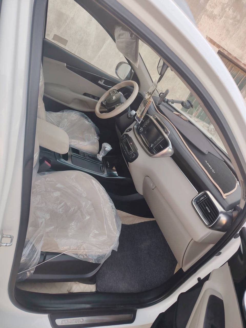 سورنتو  ٢٠١٩ كويتي  فول سياره جديده  بمعنا الكلمه  كفاله  سبعه راكب تبريد ٣ قطع  نايلون شركه بيها. سياره سعرها ٢٥٠ وبيها مجال بسيط للشراي  مكلف بنشر هذ رقم صاحب سياره ***********
