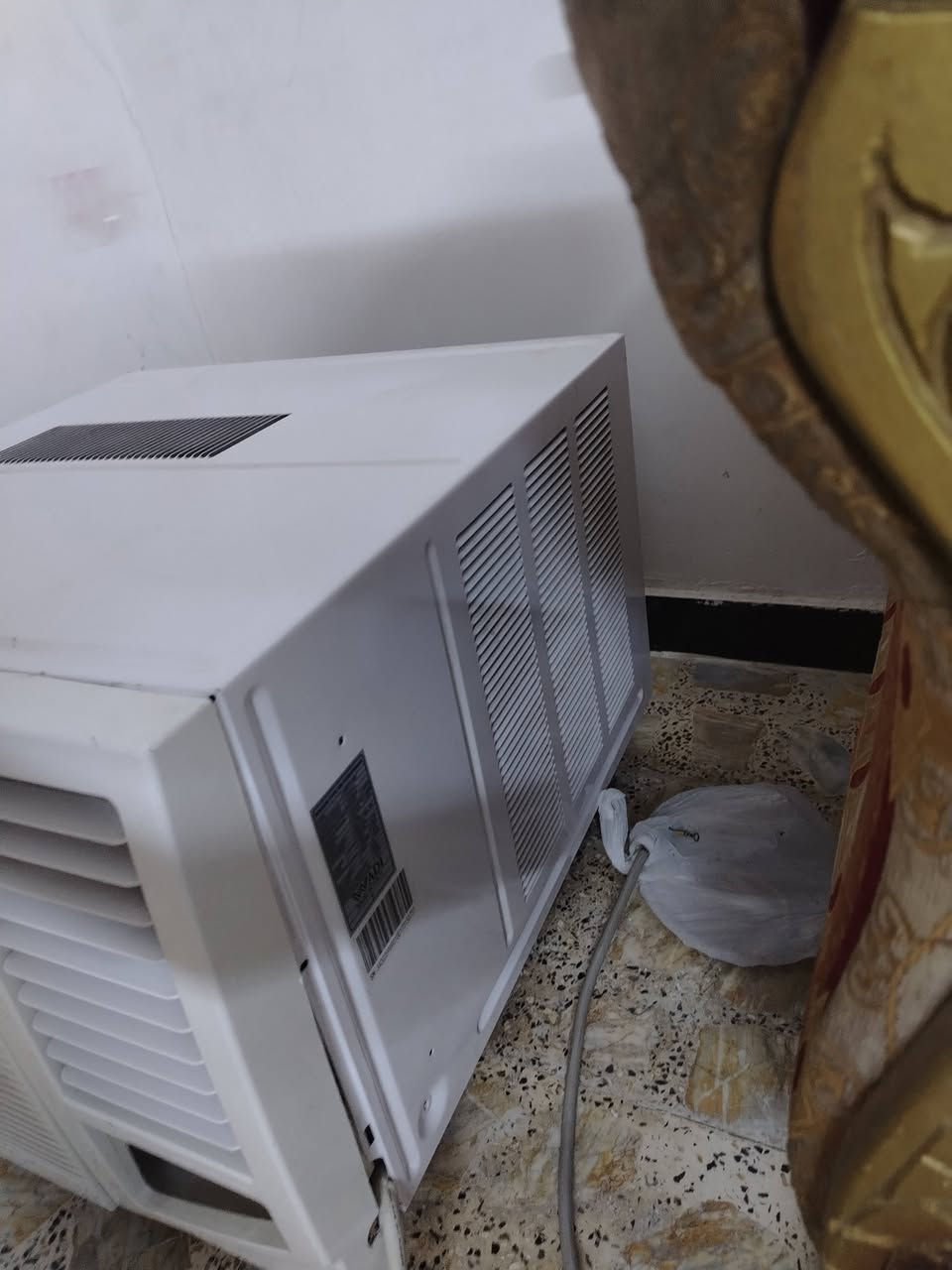 السلام عليكم البيع مكيف الوادي مكيف نضيف مستخذم موسم واحد مكيف اخو جديد وبل عافيه عل ياخذه  سعره ٤٠٠الف وبي مجال مكانه بغداد سيديه رقمي ***********
