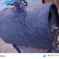 مضخم صوت • شغال • الموصل الجانب الايمن