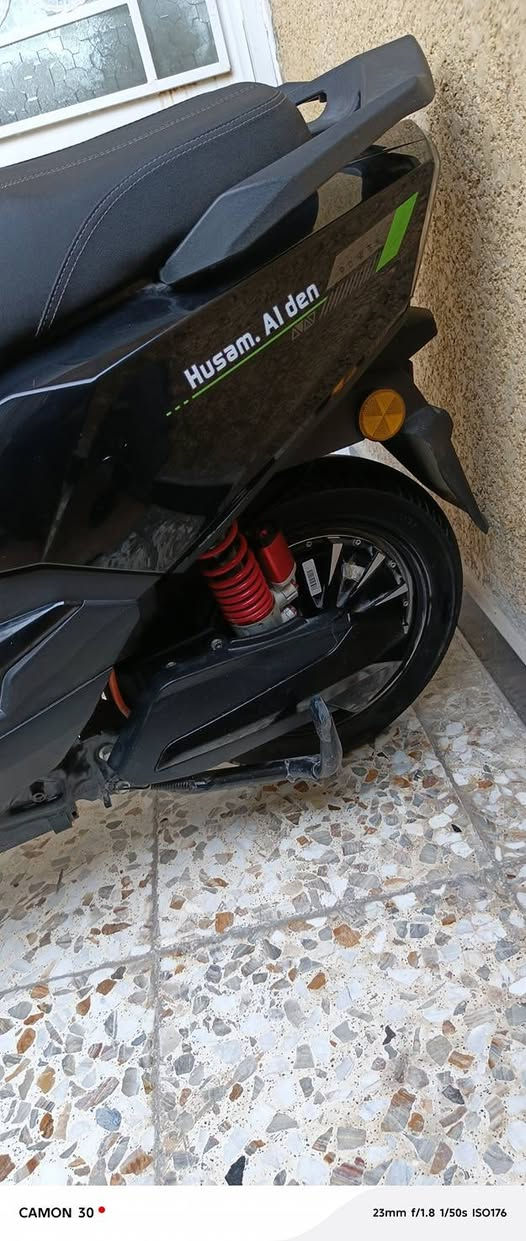 السلام عليكم ورحمه الله وبركاته
دراجه شحن نوع سكنس فول مواصفات ملفها 2500 بطاريات عدد سته كل بطارية 32 امبير سرعتها 70 حقيقي دراجه ما ماشيه هواي نضام البك و بلوتوث بريكات مضبوطه كذالك البطاريات ما متعوبات نضافه فول 
الاستفسار عبر الرقم ***********
مكاني بغداد
