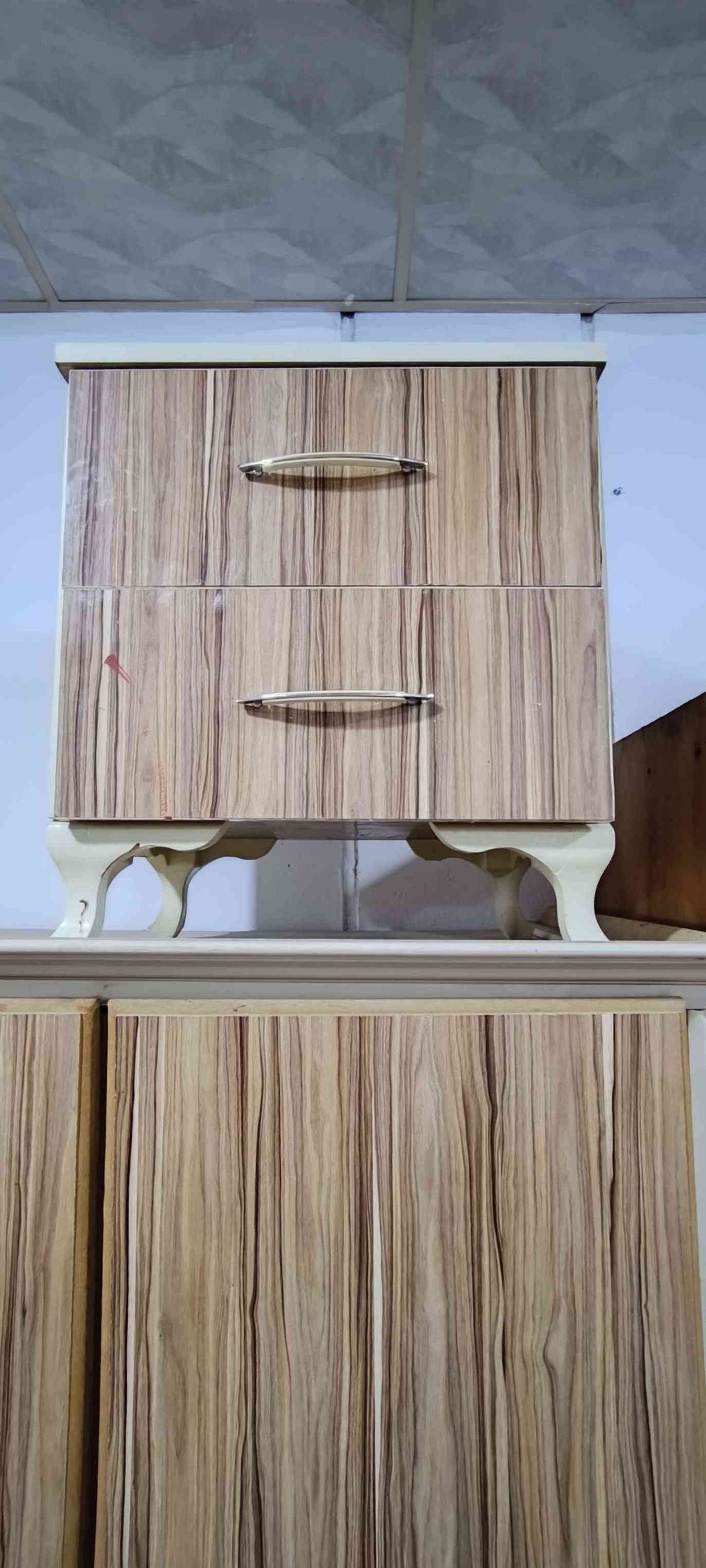 غرفة نوم تركي شغل عراقي شغل مضبوط 6قطع كنتور 5 ابواب مترين ونص عمق 60 ارتفاع مترين و10 نضافة جيدة جدا للبيع السعر 390 بي مجال قليل *********** 
سايدين دوميز الجمعية مقابيل ملعب دوميز قرب اق صو مول كركوك
