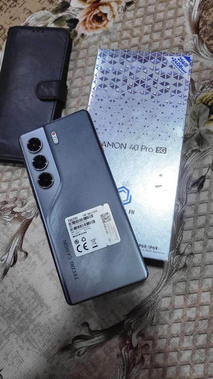 السلام عليكم للبيع جهاز تكنو كامون ٤٠ برو جهاز غني عن التعريف ذاكرته ٢٥٦ رام ١٢ +١٢  جهاز اخو الجديد مستعمل شي قليل كارتونه غراضه كامله   سعره ٢٧٠ للستفسار ***********
