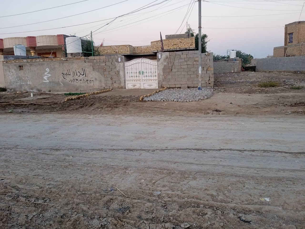 بيت زراعي للبيع على طريق نهر ابعير وجه على الشارع  يحتوي على ثلاث غرف نوم اوصاله اومطبخ واستقبال  الخدمات موجوده ماءاساله كهرباء بلباب يبعد عن التبليط 50 /م مساحة البيت 600/م للاستفسار الاتصال على الرقم ***********
