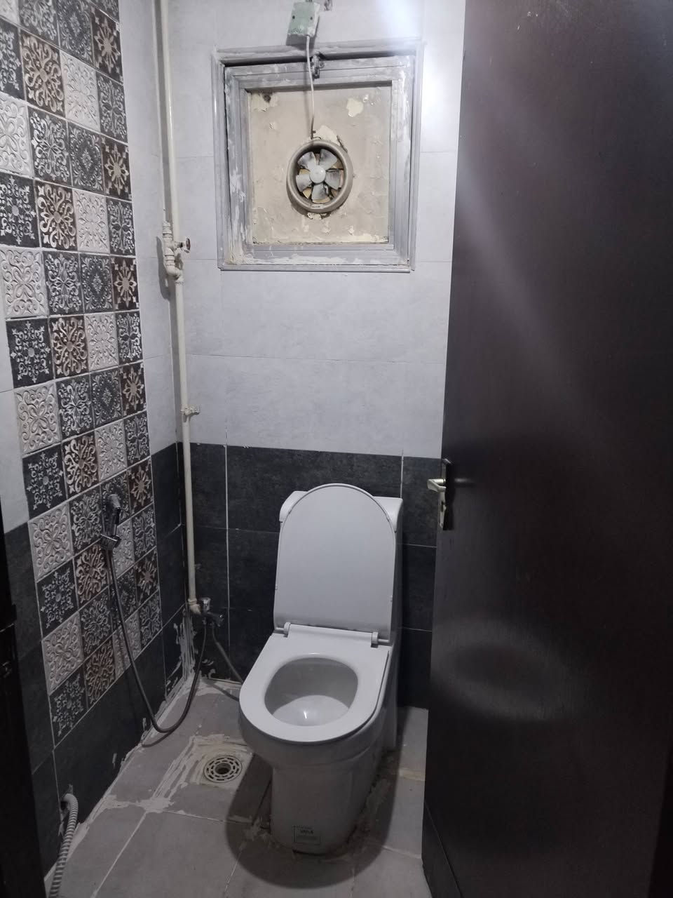 شقه مجمع٥ السيديه طابق وسط ٢نوم وخدمات نظيفه جدا مطلوب عائله صغيره مرتبه موظف م الصفا للعقار ابو ايهاب هاتف ***********
