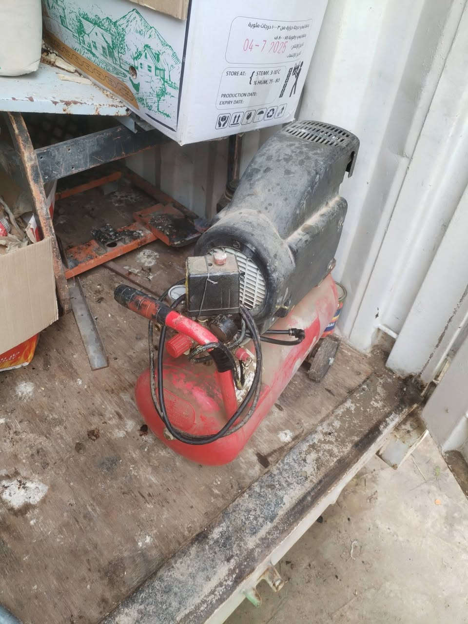 السلام عليكم،،،،.
كمبريسر نضيف شغال للبيع
السعر 75  الشراي يتصل او يجي خاص
***********
