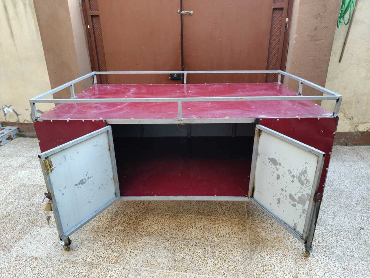 ميز للبيع طول 185
عرض 110
ارتفاع 120
تواير صغار متحركه تركيب تنفصخ وتتركب
بابين قفل السعر 170 بي مجال عنوان موصل الرشيديه


**إذا كنت صاحب هذا الإعلان وتريد حذفه لأي سبب، رجاءا أرسل رسالة إلى الدعم الفني**