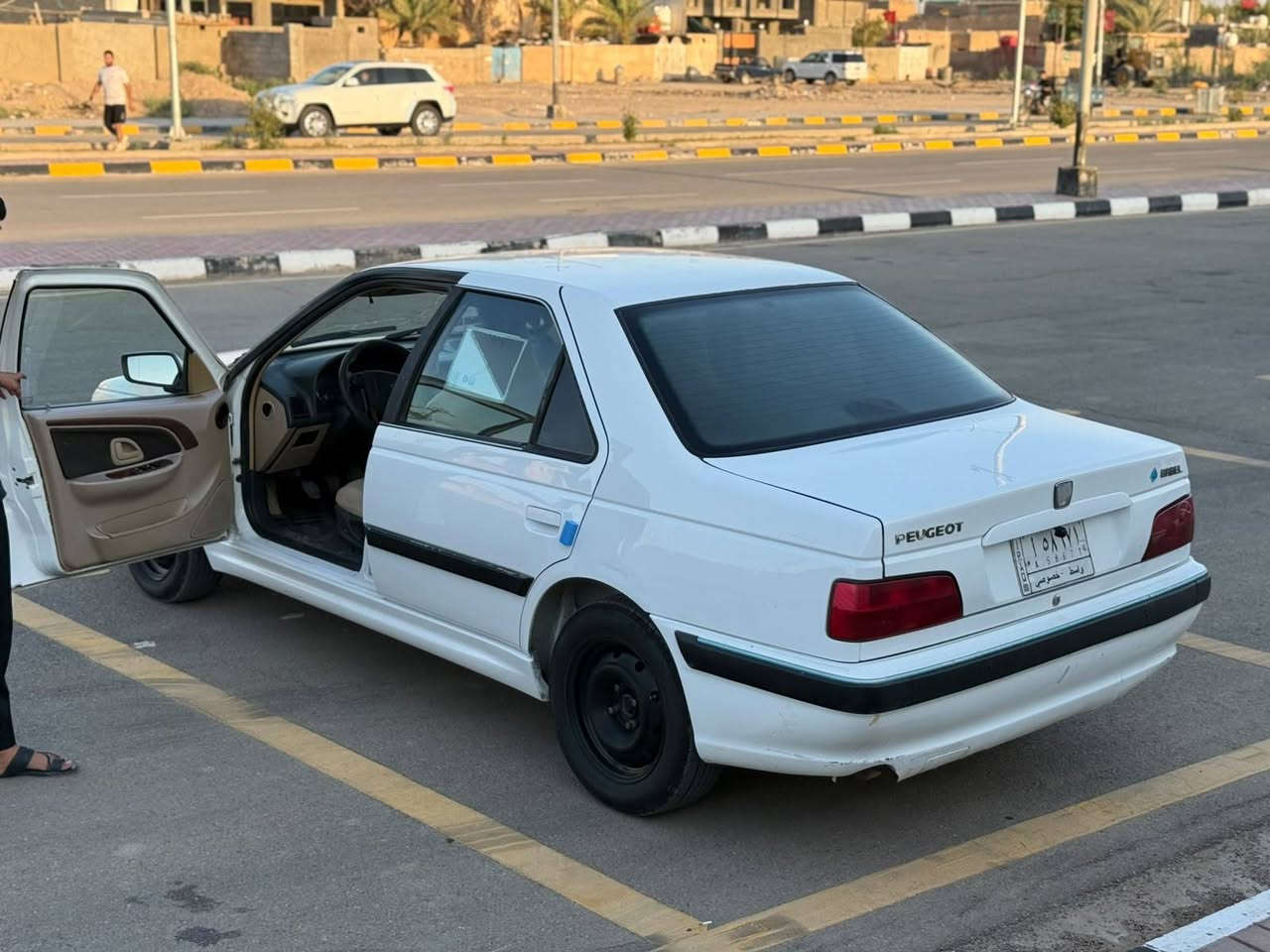 السلام عليكم بيجو بارص للبيع موديل 2021 كير مكينه خير من الله السياره جاهزه فقط بنيد مبدل وبارد بلجاملغ الأيسر الامامي راجع وطخه بسيطه بين الباب والجاملغ ما مصلحه موضحه بصوره تخم تاير جديد السعر 50 وبيها مجال بسيط *********** دهل اوران, واسط
