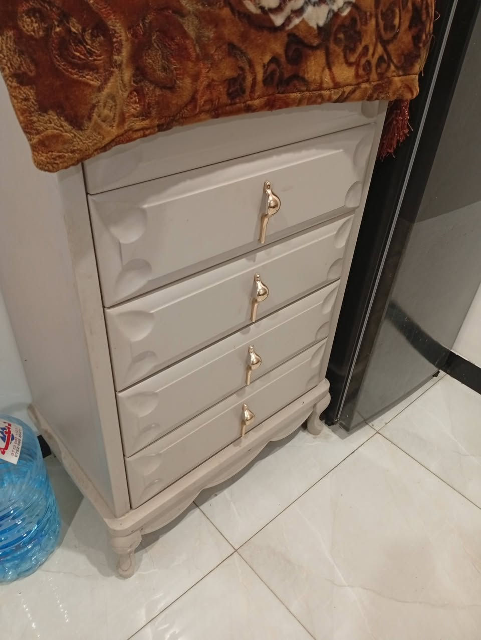 غرفه نوم نظيفه كلش وسعرهه اتساهل بي  للبيع مستعجل 
مكونه من ٨ قطع ونضافتهه تكدرون تشوفوهه بالصور والفديوهات واذا تحبون تجون تشوفوهه هم حاضر  
بلمناسبه وزنهه ثكيل مو سوكية وخفيفه 
متكونه من :
السرير مخزن هايدروليك 
الكنتور ٣ خانات كل خانه بابين + مجرات من ضمن الكنتور 
شازلونه مخزن 
ميز تواليت 
جرارات ملحقات السرير عدد ٢ 
زاويه قلابه مرايه الوجه والضهر تخزين 
جرارات كبيره 
ملاحظه ( الدوشك من ضمن الغرفة ابيعه )
للاستفسار راسلوني واتساب *********** 
مكاني  بغداد زيونه قرب دار الازياء
