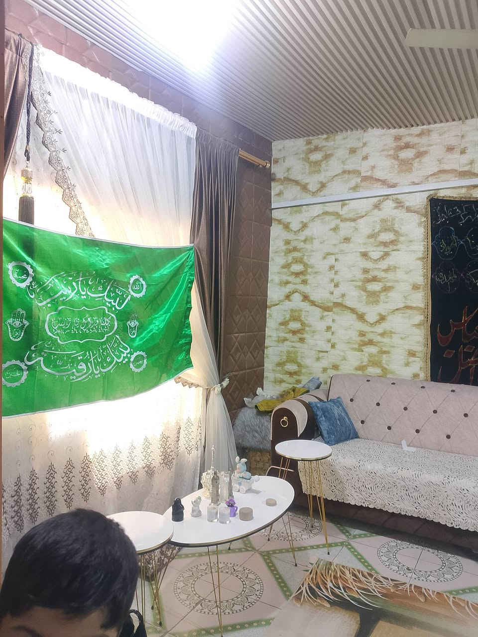 بيت طابقين الطابق العلوي منفصل متكون من اربع قرف عددالحمامات ثلاثه مطبخين ديوانيه وهول
   قريب على سوق مقابل مستشفى الفيحاء  للبيع الستفسار 
***********
