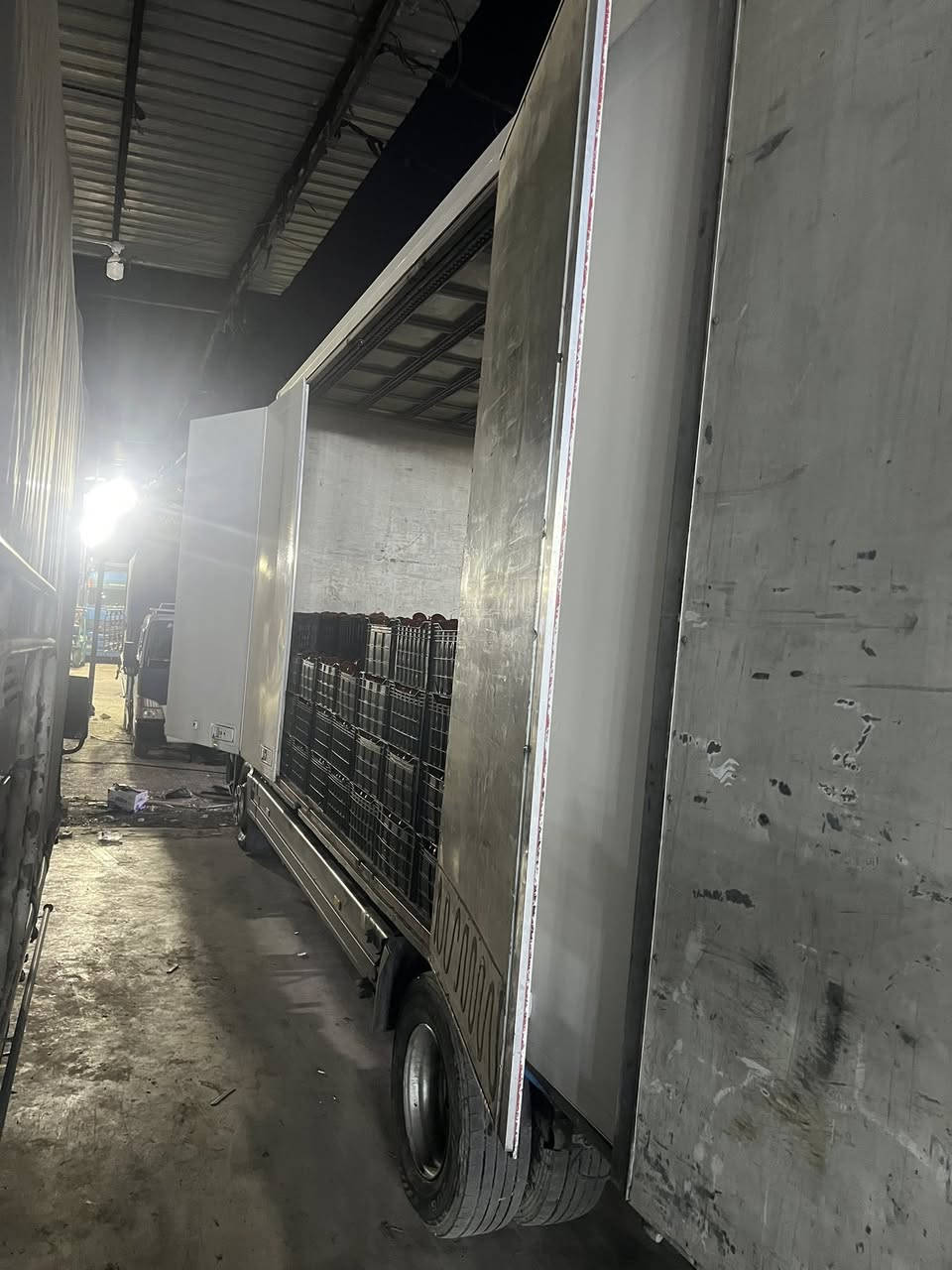 سلام عليكم بدي اتيكو بوكس للبيع ابواب مسرحي تنفتح كلهن الاصفاح
الارتفاع ٣ متر 

الطول ٧،٢٥ 

مكاني بغداد حي الخضراء ***********
