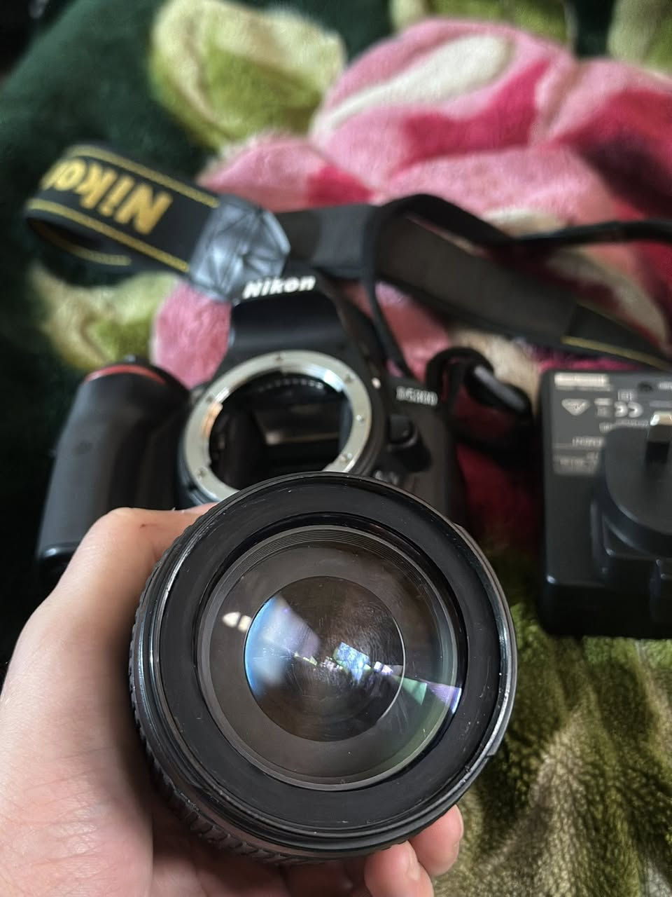 كامره نيكون d5300 بعدها جديده استخدام قليل جدا نظافه 100% شتر 1K
 ملحقات عدسه 18/105 وشاحنه وحزام وبطاريه
السعر 400 الف


**إذا كنت صاحب هذا الإعلان وتريد حذفه لأي سبب، رجاءا أرسل رسالة إلى الدعم الفني**