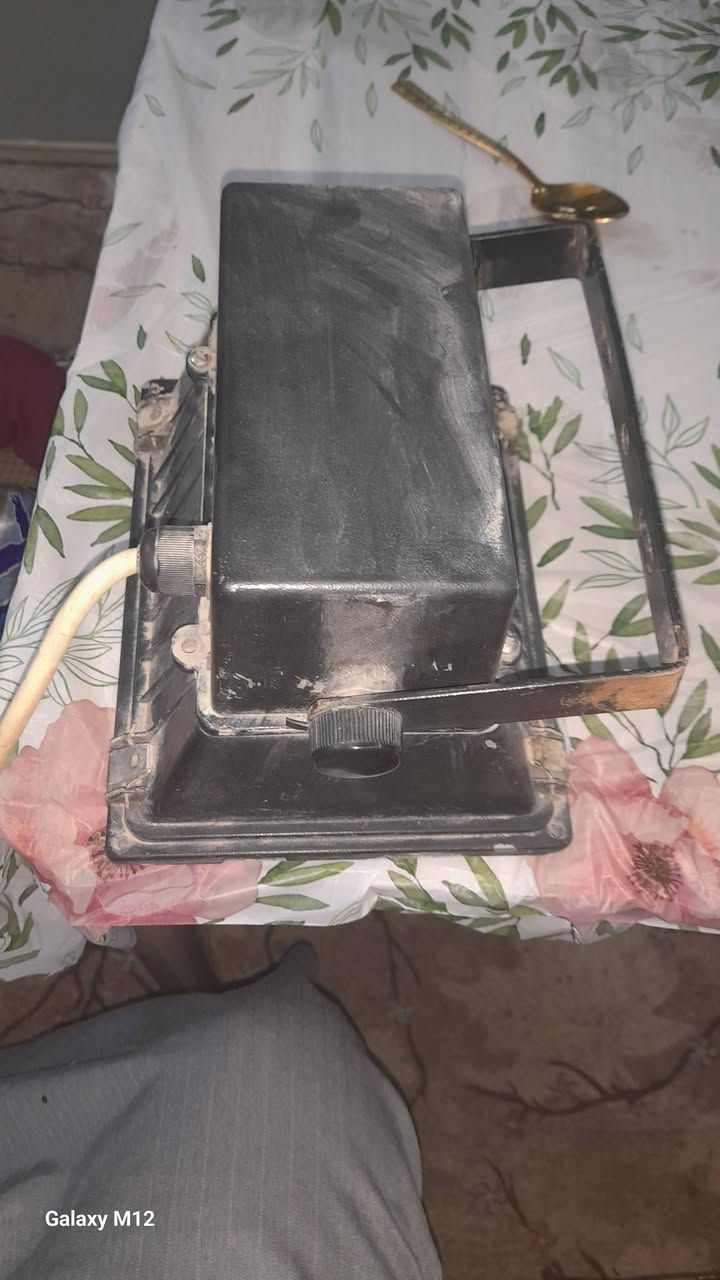 بلوجكتر ايطالي اصلي شغال وانارتة كلش قوية وعل فحص وكلش نضيف واي يحتاجة يرايلني وتساب ويدلل ***********
