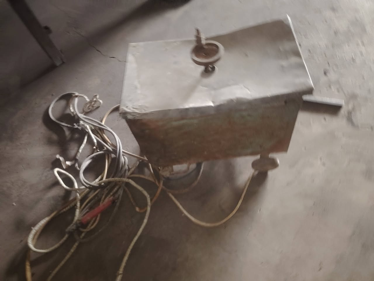 سلام عليكم عندي غراض للبيع كتر 10 حصان كوسره ثابته 3 فيز مكينه لحيم القديم كله نحاس ميز تزكا ويا منكنه كلمن او سعره  للبيع مكاني بغداد الحسينيه مال الراشديه ***********
