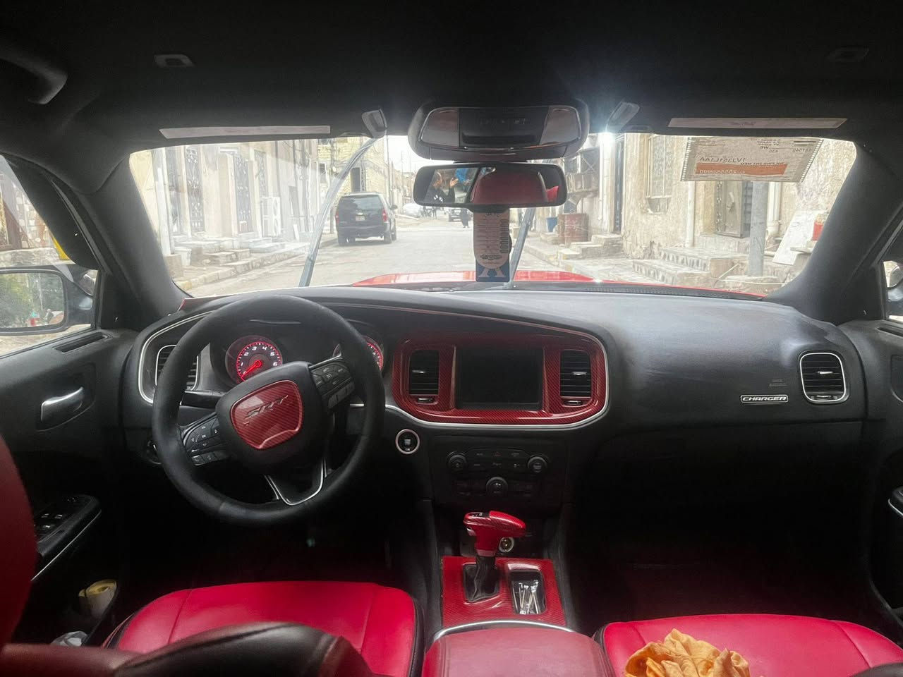 جارجر ٢٠١٩رقم بغداد
محرك ٣٦٠٠
مواصفات sxt
صبغ قليل جوه قبق البانزين  يعني كد شبر 
وخشم الجاملغ الامامي ***********
