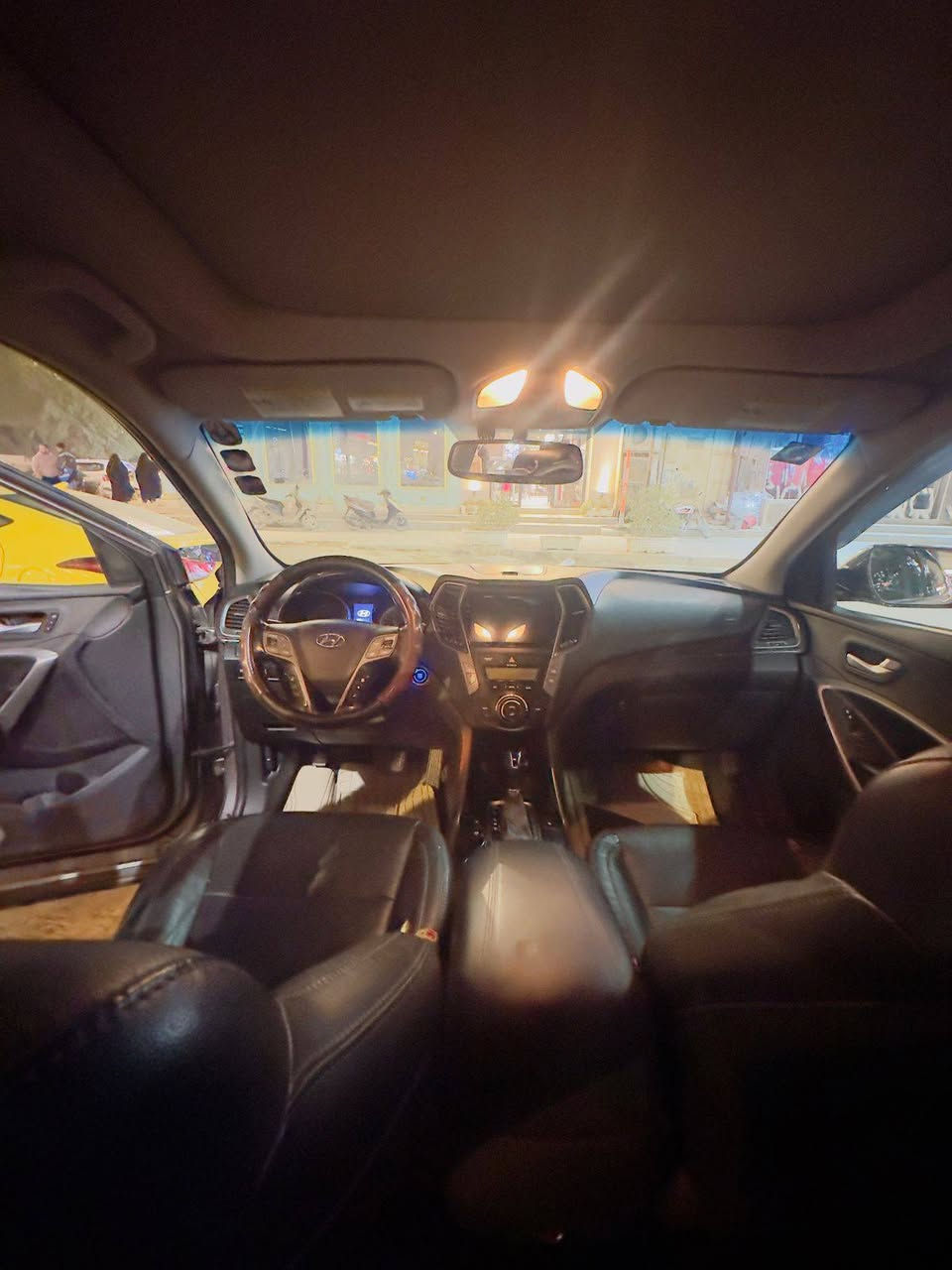 السلام عليكم سياره سنتافيا لبيع
سنتافيا موديل 16السياره جديده وكلين تايتل 
المواصفات 
1كشن جلد ومتحرك 
٢فتحتين بل سقف 
3بصمه                                        مكان السياره حله 
٤جنطي شفط 
5كلين تايتل لا حداث ولا ابد  
6 مكينه 4 سلندر 
 الاستفسار اكثر رقم الهاتف           
‏‪***********‬‏
