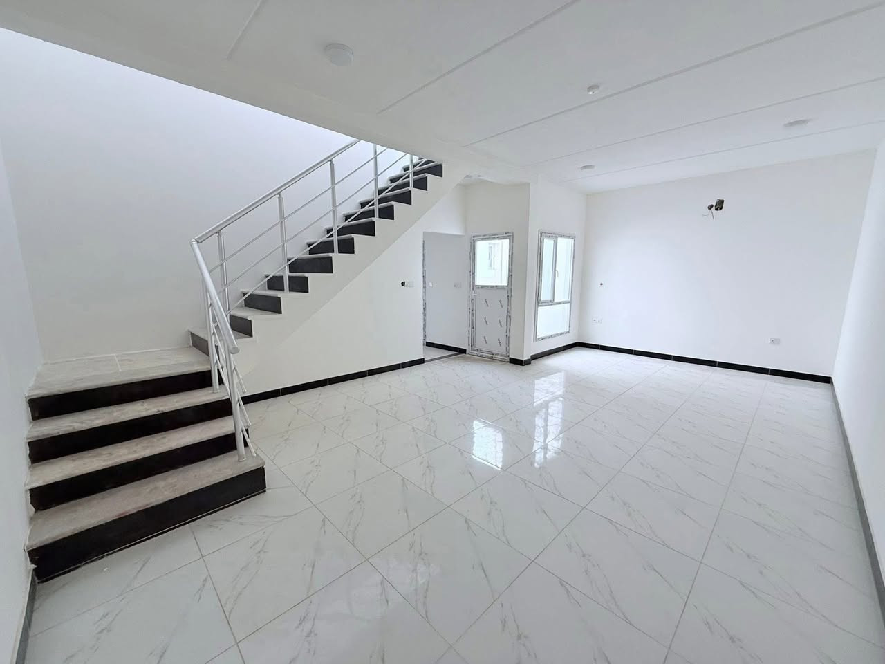 دار للايجار في مجمع قريه الغدير الثانيه 
مساحة 150متر طابقين بيت جديد وجاهز للسكن مع اضافه كتائب + ماطور ماء
للتواصل
***********
