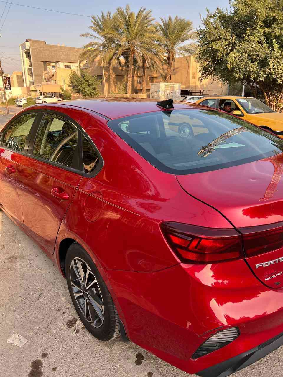 السلام عليكم شباب 
كيا فورتي 2022 لون احمر بغداد حرة باسمي محرك 2000 
السيارة جديدة حادثها بسيط باب خلفي و موضح بالصور ايرباك سليم 

مواصفات نص 
ماشيه 40 الف فقط و مناقصها ايشي 
مكانها بغداد زيونة رايدها ب 155 و بيها مجال بسيط للشراي و اعتذر من المراوس 
التواصل حصرا على الرقم 
***********
