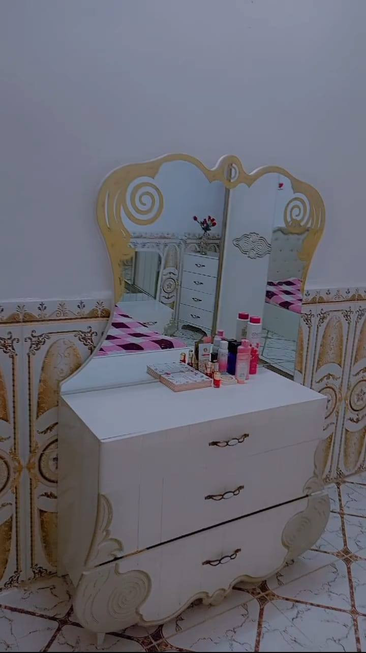 السلام عليكم
غرفة نوم تركيه باب أول 
ديكورهه ملكي خمس قطع 
كنتور باب سلايت 
السعر المطلوب 500 اوبيهه مجال 
هاتف: ***********
