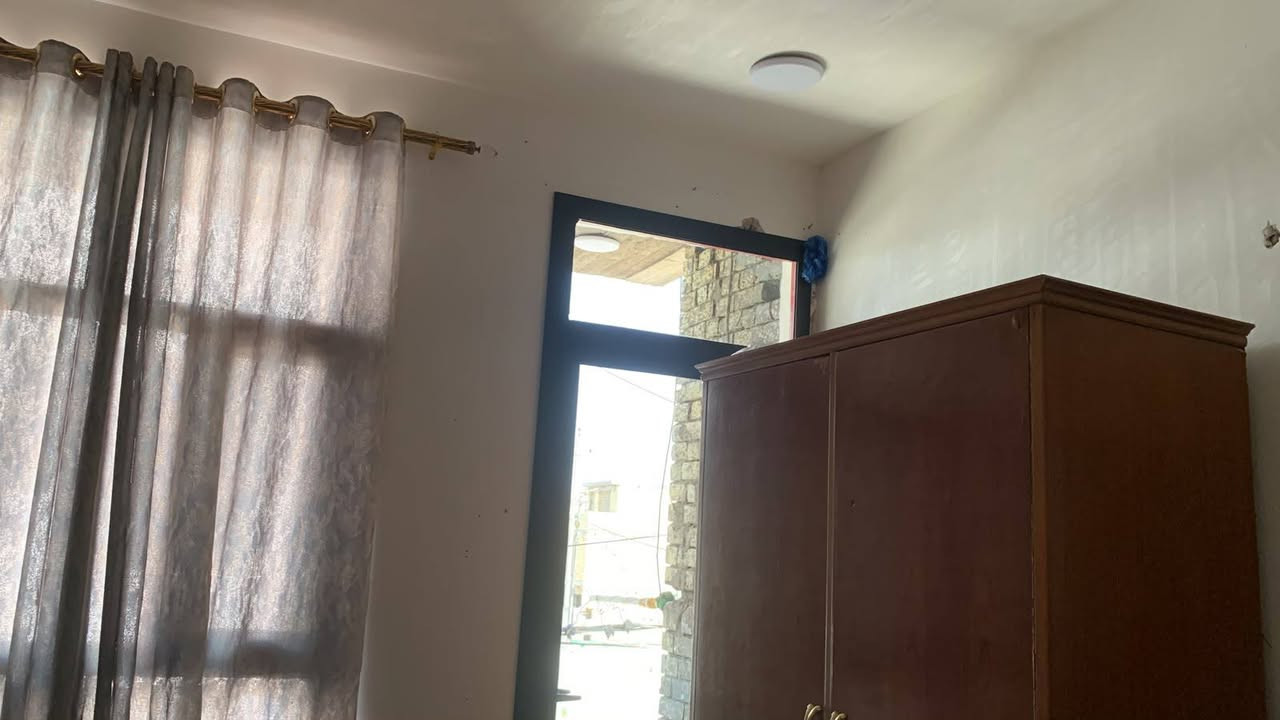 السلام عليكم دار للبيع بناء٢٠٢٦ حديث الزعفرانيه بيت بنيه النموذجية ماء كهرباء مجاري تبليط منطقه هادئه ومرتبه شارع ٣٢ قرب مشروع جسر غزه جديد الذي يربط الكرخ بالرصافه 
٥٠ متر بناء ثلاث طوابق بواقع غرفتين نوم مع بيتونه وسطح واسع  نظام سبالت بواري وكهرباء بواري وساحبه كذلك المراجعه مع صاحب الدار وللاستفسار واتساب متوفر 
***********

