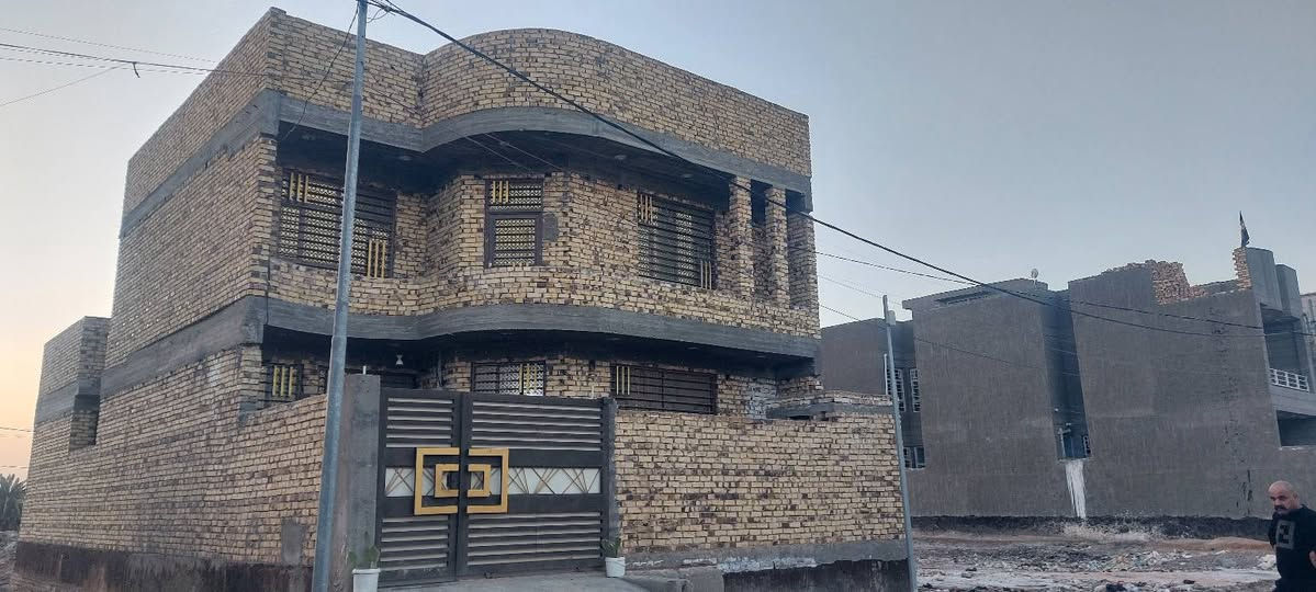 دار للبيع طابو صرف المساحة ٢٠٠م طابقين
الطابق الأول استقبال مطبخ غرفتين نوم +صحيات داخليه وخارجية 
الطابق الثاني غرفتين +صاله ومجمع صحيات كامل 
البيت نقص فقط بورك +أرضية السعر ١٦٥ وبي مجال 
*********** رقم صاحب الدار- موقع البيت سيف سعد شارع 30 قرب الملعب
