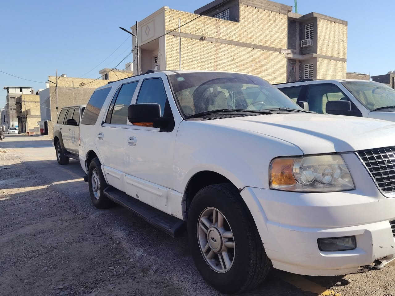 السلام علیکم
سيارة فورد إكسبیدیشن (Ford Expedition XLT) مودیل 2004 للبيع المستعجل. 
الموديل: 2004 
المواصفات: وارد أمريكي المحرك: محرك جديد بحالة ممتازة جاً ونشط. 
لتبريد والكهربائيات: شغال فقط غاز نقص الوضع العام: السيارة مثل ما موضح بالصور، اهزة د السعر المطلوب: 60 ورقة وبيه مجال والشراي ما نقص 
ویاه. 
مکان التواحد: بغداد. للاستفسار الاتصال على الرقم: ***********
