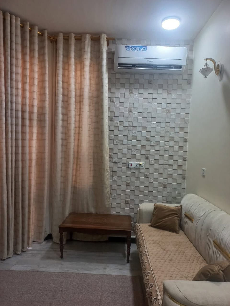 🛑 دار سكني  للبيع 🛑
المنطقة :  الإسكان 🚩
اقرب نقطه داله : خلف معهد الفني 

المساحه :  120✅  مطلوب مبادره ٦٧مليون 
      

التفاصيل :  بناء حديث كونكريت مسلح
غرفه نوم وصاله ومطبخ وصحيات وستقبال ومنور 
     
للاستفسار 
     مراجعة مكتب رسول الوزني للعقار  
الديوانية . حي الصدر الاول.شارع اسواق طيبة
 للمعلومات ولمزيد من التفاصيل ⬇️
       مراسلة الصفحة  
      او الاتصال 

***********
