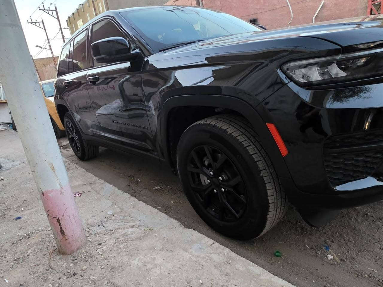 السلام عليكم شباب
Jeep Grand Cherokee Laredo 
السيارة موديل 2025 وارد امريكي ضربتهة خفيفة  ماشية 12 الف محرك 6 سلندر 3600 كير 8 نمر 
مواصفاتهة 
سلايد روف تشغيل بصمة ودخول ذكي كامرة خلفية تحكمات ستيرن حساسات مثبت سرعة المحافظة على المسار كشنات تدفئة تحكم كهرباء
السيارة مصلحة وكاملة ومرقمة بغداد بس الصور قبل لاتترقم 
شباب السيارة مدخلهة بكتاب شهداء اسويلك وكالة وسنتين واحولك السيارة بااسمك سعر السيارة 360 وبيهة مجال
***********
