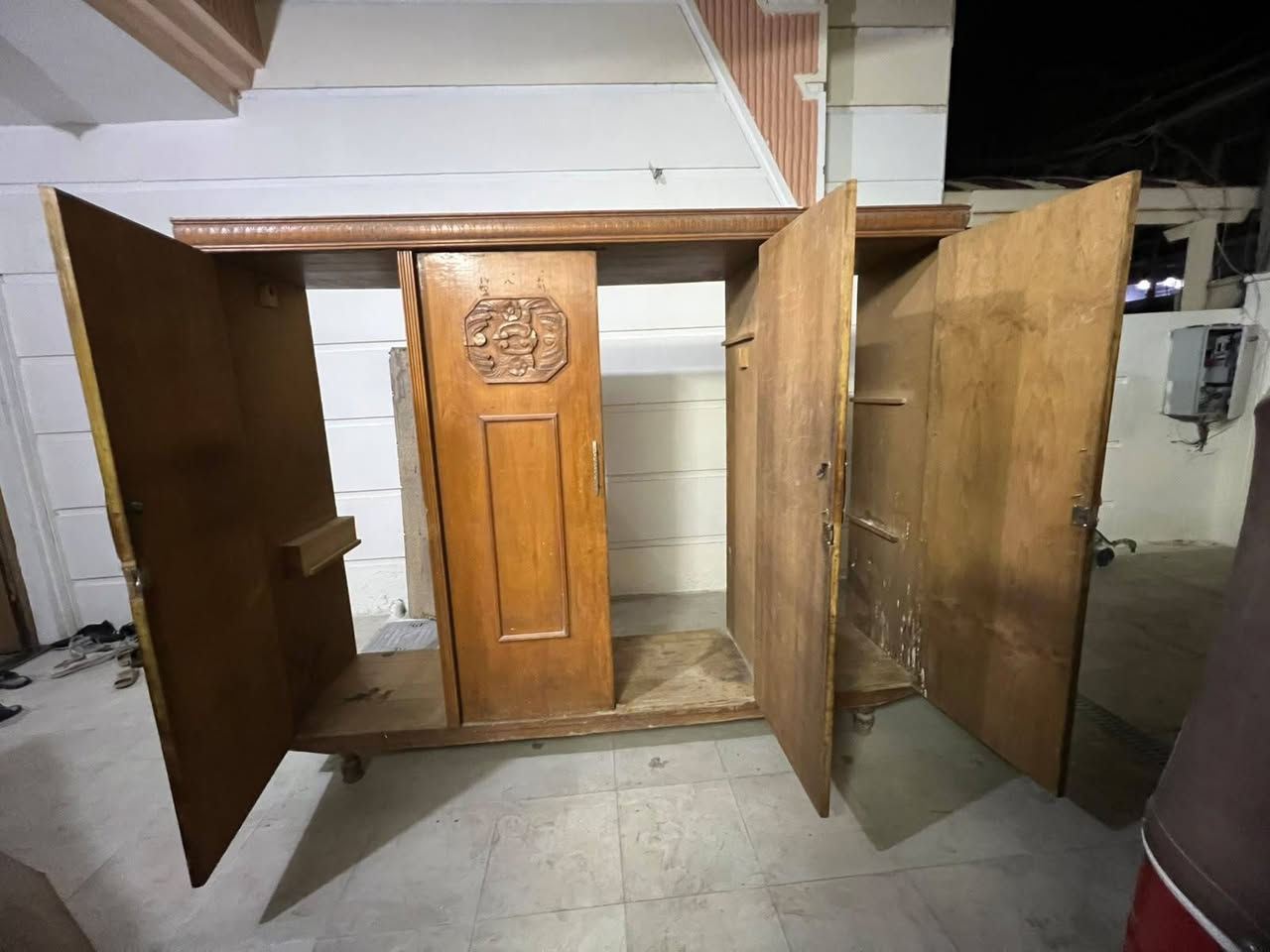 بسم الله الرحمن الرحيم 
اخواني كنتور اربع ابواب للبيع مع صوميه  مع زاويه مع ميز تلفزيون عدد ٢ بالنسبه للكنتور صاج داخل خارج تسكام ثقيل الي يحب يشتريهن يتصل على الرقم وبيه خير ويدلل *********** بيه واتساب امنياتي للجميع بالتوفيق
