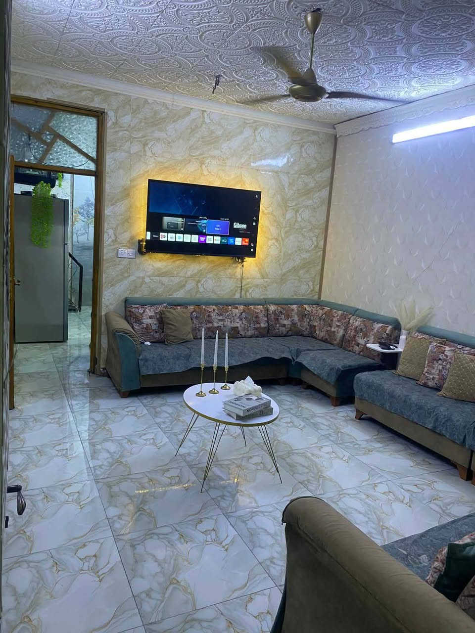 السلام عليكم بيت مساحته 45 الشعب قرب حسينيه المصطفى مقابيلها ثالث بيت عن شارع العام واجهه 4امتار وربع ونزال 11 مسلح طابقين يتكون من كراج وستقبال وحولي هوه مطبخ وحمام وطابق ثاني منور وغرفة نوم وحولي وحمام وطابق الثالث بيتونه وسطح بناء حلو ونضيف سعره 125 مليون ***********

