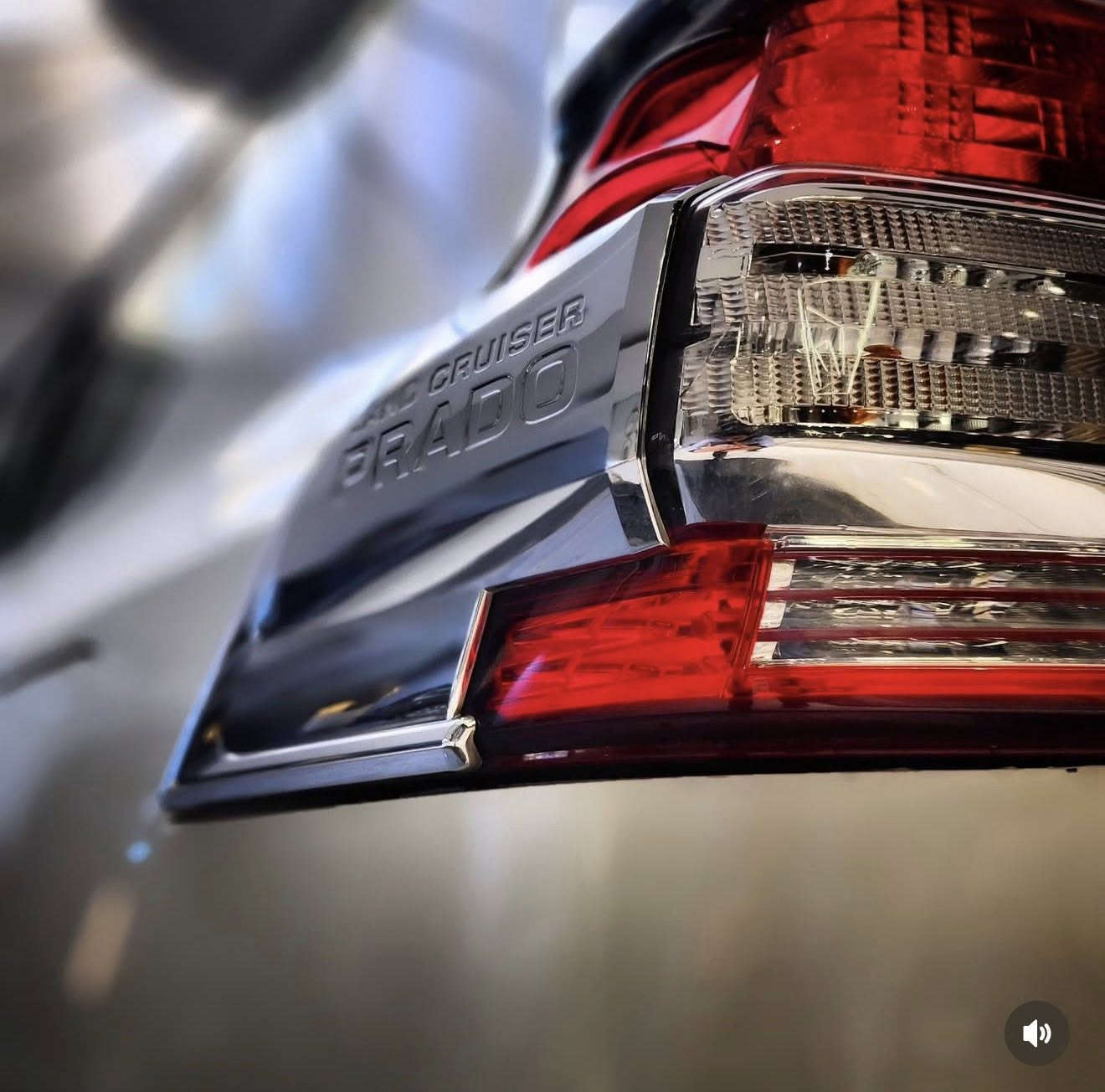 السلام عليكم 
تويوتا برادو 2014 
فئة VX (في-إكس) 
ماشيه 139km الف حقيقي 
الموصفات و المحرك والأداء
1-بمحرك 6 سلندر سعة 4.0 لتر 
2-عدد الاحصنة حوالي 271 حصان
3-العزم: حوالي 380 نيوتن متر.
4-ناقل الحركة: أوتوماتيكي 
5-شاشة لمس ملونه تحتوي على عدت الوان
6-تحكم جهتين ستيرين شاشه العدات و شاشه و سطيه 
7-بلوتوث اوكس يو اس بي 
8-عدد السماعات -9-Dolby digital صوت محيطي مع امكانيه تشغيل حدّت الصوت تلقائي
9-مثبت سرعه ستيرن كهربائي مثل لكزس 
10-عدادات ليزل مثل لكزس
11-اناره محيطيه على الأبواب و الأقدام 
12-تحكم خفض و ارتفاع أناره محيطيه
13-دوسات اناره خارجيه على الأرض 
14-مقاعد جلد بيجي
15-مقاعد تبريد السائق و الراكب 
16-مقعد السائق كهرباء 8 وضعيات السائق و الراكب 4
17-مقاعد الصف الثالث كهرباء فتح واغلاق 18-الثلاجة: مدمجة في الكونسول الوسطي
19-فتحة سقف
20-كاميرا خلفيه 
 21-حساسات اماميه 
22-حساسات خلفيه
23-التكيف منفصل السائق و الراكب
 24-تبريد خلفي منفصل  قطعتين تبريد 
25-نظام الدفع: دفع رباعي مستمر (4WD)
26-نظام زحف دبل ثقيل دبل خفيف
27-نظام نزول منحدرات  
28-أمكانيه فصل نظام دفع الرباعي مع امكانه 
السير فقط دفع خلفي
29-نظام منع الانزلاق
30-كير سبورت S و عادي 
31-نظام ABS 
32-مصابيح اماميه LED مع إمكانيه تلقائي رفع و خفض 
33-كشاف ضباب 
34-إطارات ألمنيوم حجم 265/65/17
35-سنتر لوك
36-زجاج ملون ضد اشعه UV
37-بصمه السائق و الراكب و زر تشغيل ايقاف 
38-اناره ترحيب عند الاقتراب من سياره داخل
سياره و على الأبواب و تحت الدوسات 
39-المرأة الجانبية قابل للطي كهربائياً
40-عدد الايرباكات 8 airbag
41-زجاج السيارة ملون UV
42-اضائه ليزرات 2 على حاملات الأكواب و مداخل شحن و كير
43-كاعيات بلادي تويوتا كاربت 
44-مطفأة حرائق

الطول: حوالي 4930 ملم
العرض: حوالي 1885 ملم
الارتفاع: حوالي 1845 ملم 
ملاحظات 

سياره استلام شركه تويوتا مركز المدينه 
من زيرو لحد الآن سيارة استخدام بيت فقط
‏السيارة بي اسمي تحويل ثاني يوم 
مكفول من الحادث و جفيه و صبغ و الحاره و تبديل كله بلادي شركه على وضع شركه 
‏سيارة كير محرك تبريد بشرط اخو جديد بلادي 
كل 6 اشهر فلتر بنزين يتبدل اصلي شركه 
عليه ادامه كامله سيارة جاهزه من كلشي
دهن كير  دهن اكسل امامي خلفي فور ويل 
 حدايه جديده ياباني شركه 
مشط جديد ياباني شركه 
دسكات  بلكات كله جديد 
تايرات نضيفات سيارة كلشي بلادي بيه دعاميات كله بلادي.
 سيارة فقط ملاحظة بيه الباب خلف السائق دبل كود فقط يعني بلادي شركه لا مفتوح و لا مبدل برغي الي مايعرف دبل كود شنو سياره من شركة تنفحص قبل لاتطلع من شركة بليابان إذا مكان صبغته مو زينة يتم صبغة بي طبقة إضافيه لسيارة كله او لقطع معينه منه يعني شي بلادي اكثر سيارة تاهو جمسي كديلاك كله تجي دبل كود مرغوب عدهم يصير صبغ طبقتين قوي ضد شخوط 
برادو و لاندكروز و لكزس يجي بيه قطع معينه او مابيه حسب سيارة اسف على أطاله 

‏رجاءً اللي ما يعجبه السعر لا يعلق ولايكسر بحلال الغير  السيارة رقم بغداد مشروع وطني 
مكان السيارة كربلاء 
سعر السيارة 34.500 الف دولار وبيه مجال 
‏الاستفسار WhatsApp او اتصال
 ***********
