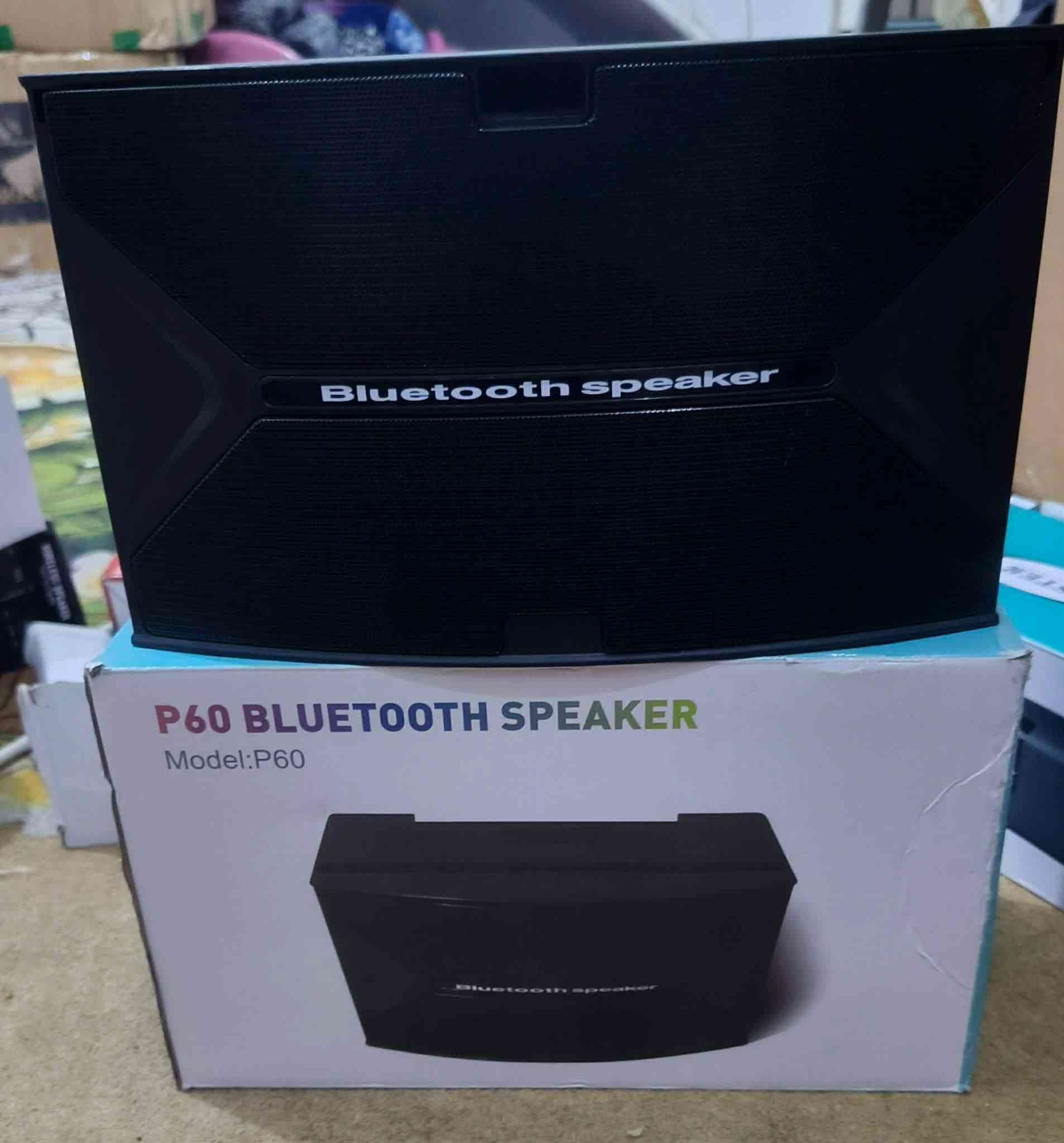 مكبر الصوت الظاهر في الصورة هو مكبر صوت بلوتوث من طراز P60، ويتميز بالتالي: 
يعمل بتقنية البلوتوث لتوصيل الهواتف والأجهزة اللوحية بسهولة.
يحتوي على لوحة شمسية مدمجة للشحن بالطاقة الشمسية، بالإضافة إلى إمكانية شحنه عبر منفذ Type-C.
يدعم مصادر صوت متعددة بما في ذلك USB، بطاقة ذاكرة (SD card)، ومدخل AUX.
يتميز ببطارية قابلة للشحن تدوم لمدة تصل إلى 8 ساعات أو أكثر.
مجهز بـ راديو FM وإضاءة RGB السعر 25


**إذا كنت صاحب هذا الإعلان وتريد حذفه لأي سبب، رجاءا أرسل رسالة إلى الدعم الفني**