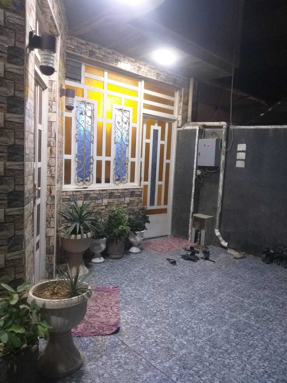 السلام عليكم/دار للبيع في منطقة على الحامد المساحه ١٥٠ متر طابقين بناء حديث الطابق الأول غرفه وصاله كبيره وصحيات ومطبخ واستقبال والطابق الثاني غرفتين كل غرفه بيها سويت مع صاله كبيره البيت جاهز للسكن 
السعر وباقي التفاصيل على رقم واتس اب فقط
***********
