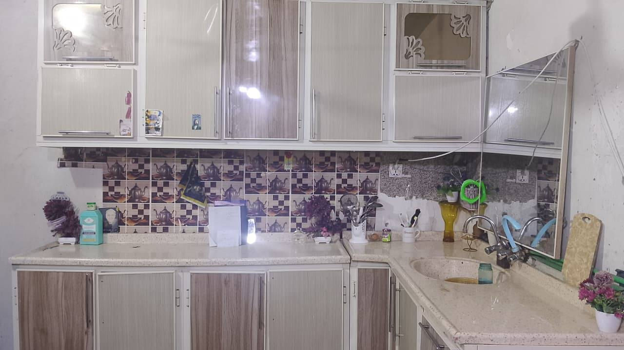 📢 إعلان بيع كاونتر مطبخ (نظيف جداً وبحالة ممتازة)
​الوصف:
كاونتر مطبخ بتصميم حديث وعصري، يجمع بين اللونين البيج والخشبي الفاتح، يعطي لمسة جمالية للمطبخ. الكاونتر متكامل (علوي وسفلي) ومصنوع بدقة وتفاصيل أنيقة.
​المميزات:
​الحالة: نظيف جداً (شبه جديد) ومستعمل بعناية فائقة.
​التصميم: أبواب هيدروليك مع مقابض ستيل طويلة، ويحتوي على خانات زجاجية بنقشات مميزة (CNC).
​السطح: مرمر (كراانيت) صلد ونظيف جداً مع مغسلة (سينك) مدمجة.
​التقسيم: يحتوي على مجرات (درج) واسعة وخزانات متعددة توفر مساحة تخزين كبيرة.
​ 
​السعر:
💰 900,000 دينار عراقي (تسعمائة ألف دينار).
ملاحظة الفتح والشد على المشتري


**إذا كنت صاحب هذا الإعلان وتريد حذفه لأي سبب، رجاءا أرسل رسالة إلى الدعم الفني**