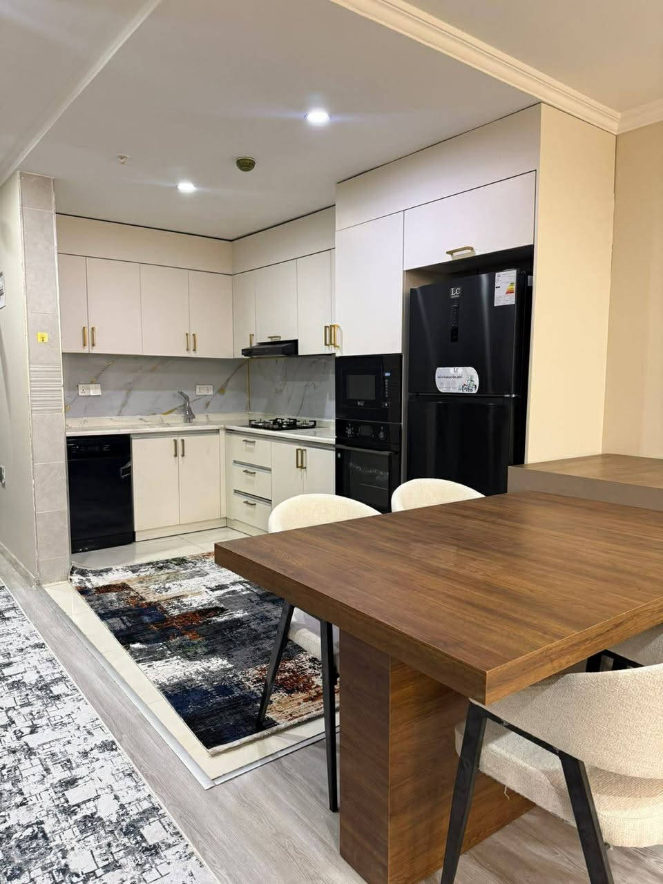 للبيع او للإيجار
.شقة مؤثثة 

.مؤثث 

.مكانها اربيل 
مجمع لايف تاورز 
تبعد 2 دقيقة عن امباير 
و4 دقايق عن المطار 

.غرفة 3
.صالة
.مطبخ 
.حمام 2
.طابق  4
.مساحه "170م
.واجه خارجي 

للأستفسار اكثر التواصل واتس اب 
:***********
:***********
