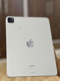 ايباد 11 معالج m2... ذاكره 256  نضافه 100/100 شخط مابيه ,, البطاريه 92...