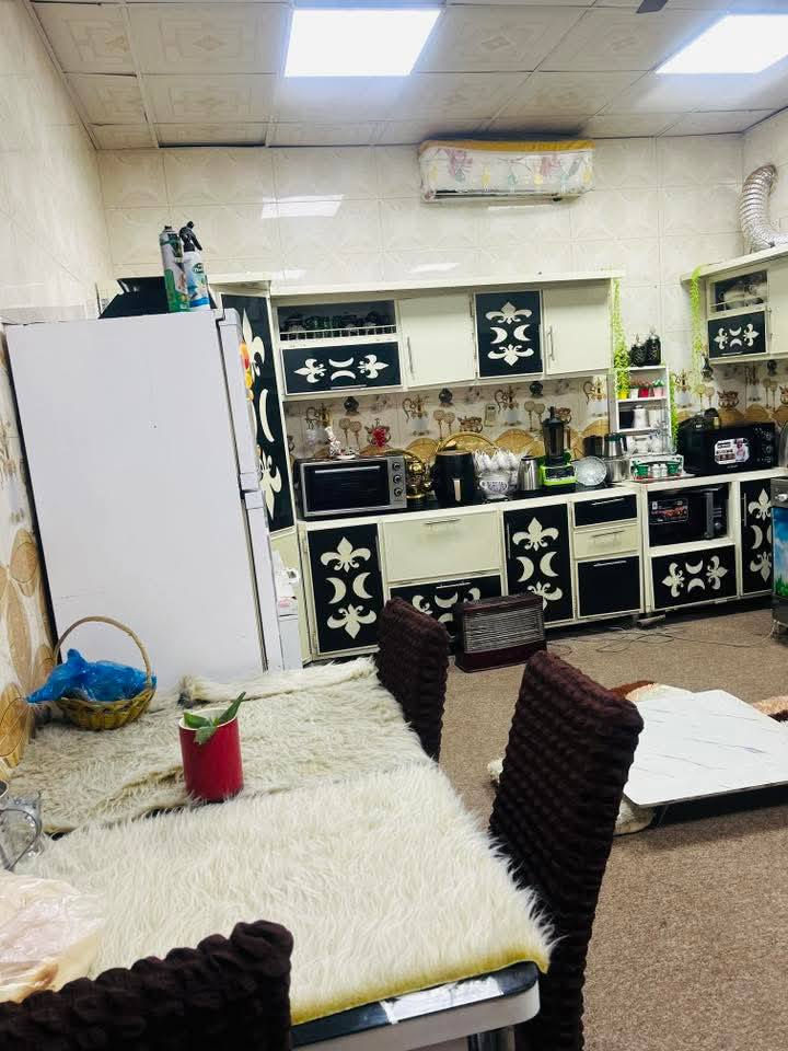 السلام عليكم بيت للبيع  السده الهنديه كيعان بيت رزين قرب السجه قريب ع كورنيش   مساحه 200 يتكون طابق الاول غرفتين صاله مطبخ  وطابق الفوك  غرفه  +غرفتين مصعدين 5سوف   طابو زارعي  سند٢٥   شراح اتصل ع هذه رقم  ***********
