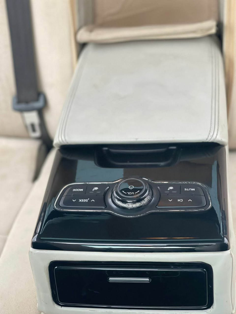 Kia Cadenza 2014

کیا کادینزا 
مەلەکی 
فول مواسەفات
پانۆڕاما 
بەسمە 
پەردە 
ناو سپی. 
 ٤ کوشن گەرم
کوشن خەزن 
تەحەکومی تەزیل و کوشن و گەرمی لە  دواوە 
٤ تایە و ویلی نوی 
گێڕ و مەکینە بەشەرت 
سەنەوی و ژینگەی نوێیە تاکو 2030
یەک دینار مەسرەفی نیە 
دوو پارچەو نیوی بۆیاغه بێ لێدران بێ ژوورێ
وەکالەو پەنجە مۆر بەشەرت
نرخ  - 120 
ژ.م:*********** أربيل, العراق
