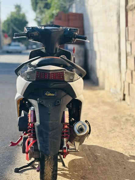 السلام عليكم دراجه للبيع سكنس لد ياباني دراجه فول نضافه مكينه بلاديه تزويد خارجي فقط دراجه خير من الله شوفت عينك الدراجه مكفوله من كلشي معدل الدراجه فول  نوزل السعر 1400وبيها مجال للشراي مكان ديالى شهربان رقم الهاتف ***********
