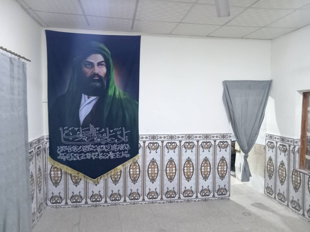 بيت للبيع السعر٨مليون
المعقل منطقة القدس سكف سندويج وسقف ثانوي
غرفتين 5*4 وهول 4*4وديوانيه 5*3 كله سيراميك جاهز للسكن ومناسب
***********
