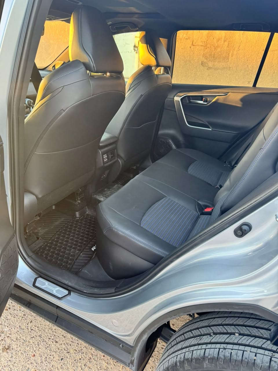 راف فور 2025 هايبرد XSE لون سلفر تو كلر 
راف فور هايبرد للبيع موديل 2025 لون سلفر تو كلر 
سقف اسود 
محرك 2500 cc هايبرد 
ثلاث انظمة قيادة 
 فتحة سقف 
بصمه تشغيل 
بصمه ابواب 
كراسي كهرباء 
كراسي جلد 
تدفئة كراسي 
اضوية اماميه زنون 
لد امامي زنون 
رادار امامي 
اوتو ستوب 
اوتو هاند بريك 
شاشة digital 
كاميرا خلفيه مع تحديد مسرب 
كاميرا خلفيه ع المرايا الوسط 
شاشة GBL كبيرة مع سماعات GBL
صندوق خلفي كهرباء 
تحكم ستيرن جهتين 
ستيرن تدفئة 
النقطة العمياء بالمرايا الجانبية
دفع رباعي 
بلوتوث اوامر صوتيه 
عداد السيارة 6 الاف 
تبديل جاملغ يمين وبنيد ودعاميه نفس  اللون 
السعرر 230 
( اعتذر عن المراوس للبيع فقط )
للاستفسار الاتصال .

‏‭***********
