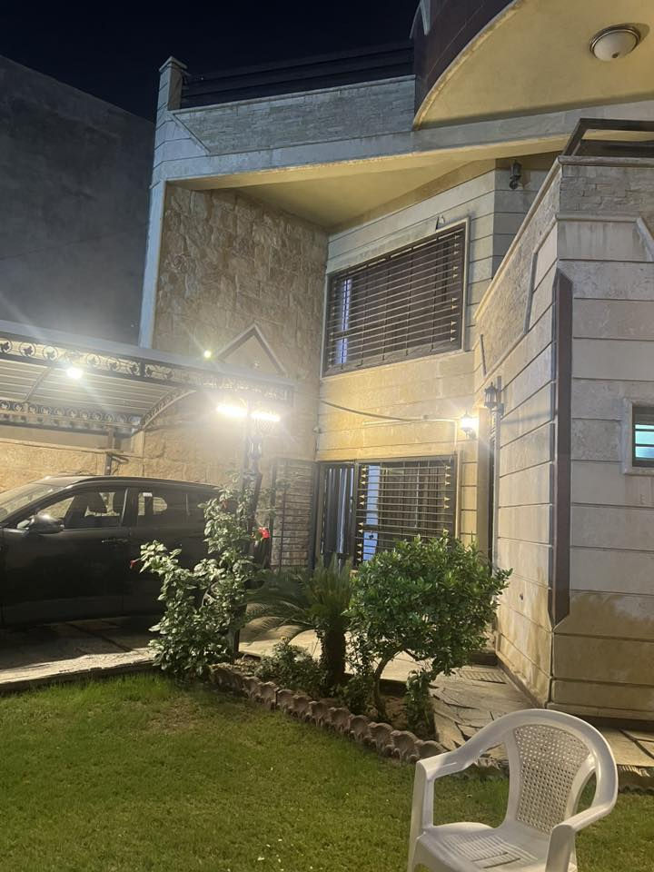 بيت للايجار مساحه 320م مؤثث اربعه غرف نوم صاله كبيره هول اربعه حمامات سويت العنوان  اليرموك حي الحمراء 
للاستفسار ***********
