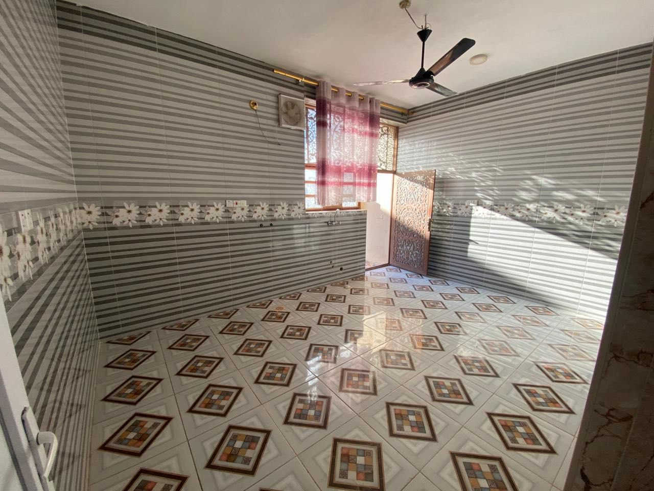 بيت اللايجار طابق واحد  العنوان الرمادي شارع ٦٠ مجاور دائر الكهرباء او مجاور جامع المعراج
غرفتين و صاله وستقبال و مطبخ و حمام و صحيات خارجيه وداخليه وكراج 
💬للأستفسار مراجعه السعر500   
       مكتب مصطفئ العلواني للعقارات  ***********   📲
🌐الرمادي الشركه مجاور اعداديه فلسطين
