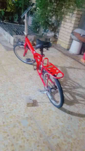 السلام عليكم بايسكل طباكي  للبيع حجم 20 البايسكل فووووول عوزه بس بريكات لون أحمر البايسكل مكفول من الطول للطول مراوس عادي السعر 50 الطبكه شغاله التواير جدد العنوان ميسان حي الجامعة الهاتف *********** واتساب شغال
