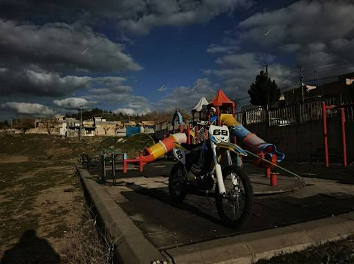 سڵاو هاوڕێیان، ماتۆڕێکی RMZ 300cc یەکجار پاک و توندوتۆڵم هەیە تەنها بۆ گۆڕینەوە و بە هیچ شێوەیەک بۆ فرۆشتن نییە، بۆیە تکایە کەس بۆ کڕین نامە نەنێرێت و پرسیاری نرخ مەکەن. ئەم ماتۆڕە لای خۆم بووە بە سفری شەریکە (0km) و تەنها ٥ مانگە بەکارم هێناوە، وەک چاوم پاراستوومە و هەموو شتێکی بە شەرت و بێ مەسرەفە و یەک دینار تێچووی نییە. ئارەزووی گۆڕینەوەم هەیە تەنها لەگەڵ Honda CB400 ڕەنگی ڕەش کە وەک ماتۆڕەکەی خۆم خاوێن و بێ کێشە بێت. شوێنم سلێمانییە و هەر برایەک ماتۆڕی وای پێیە و حەزی لە گۆڕینەوەیە، دەتوانێت پەیوەندی بکات یان وێنەی ماتۆڕەکەی لە وەتسئەپ بۆ ئەم ژمارەیە (***********) بنێرێت، لە خزمەتدام. السليمانية, العراق
