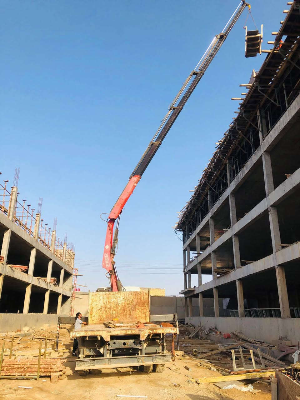 السلام عليكم
هياب للبيع 
افيكو موديل 2010كرين بلاد 
كرين FASSI خمس سلايتات هايدروليك 7طن 
كرين مكفول 
منفيس 
*********** للاستفسار
