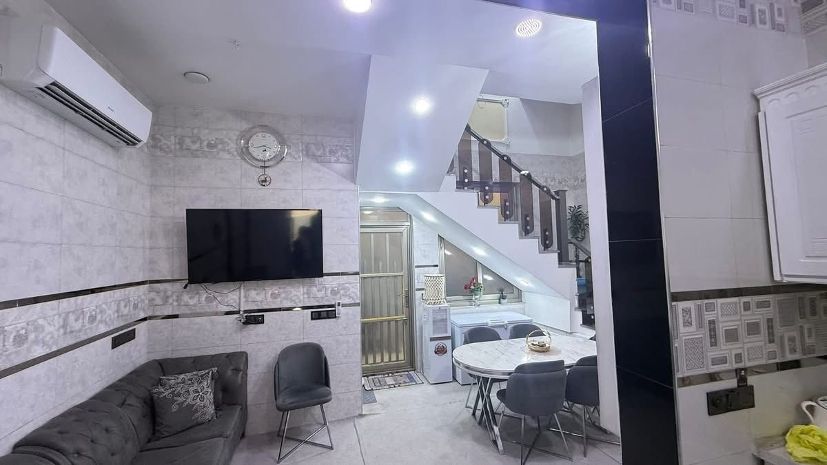 اللهم صلِ على محمد وآل محمد

🌟دار 100متر للبيع:-الدار بنائه فول 

* الدار طابقين ونص 
*  يحتوي على 5غرف نوم 
* مطبخين حار بارد 
* يحتوي عل 3 حمامات 
2 بل طابق لارضي و 1 بل طابق الثاني 
* مدخلين ستقبال ومطبخ 
* جبه 10 ونزال 10 المساحه 100 متر 

🌟نوع الملك طابو ملك صرف

🌟.📍 موقع الدار حي البساتين الضباط خلف الشقق المثلث الذهبي

 للأستفسار:
رقم الهاتف 📞::> ***********
