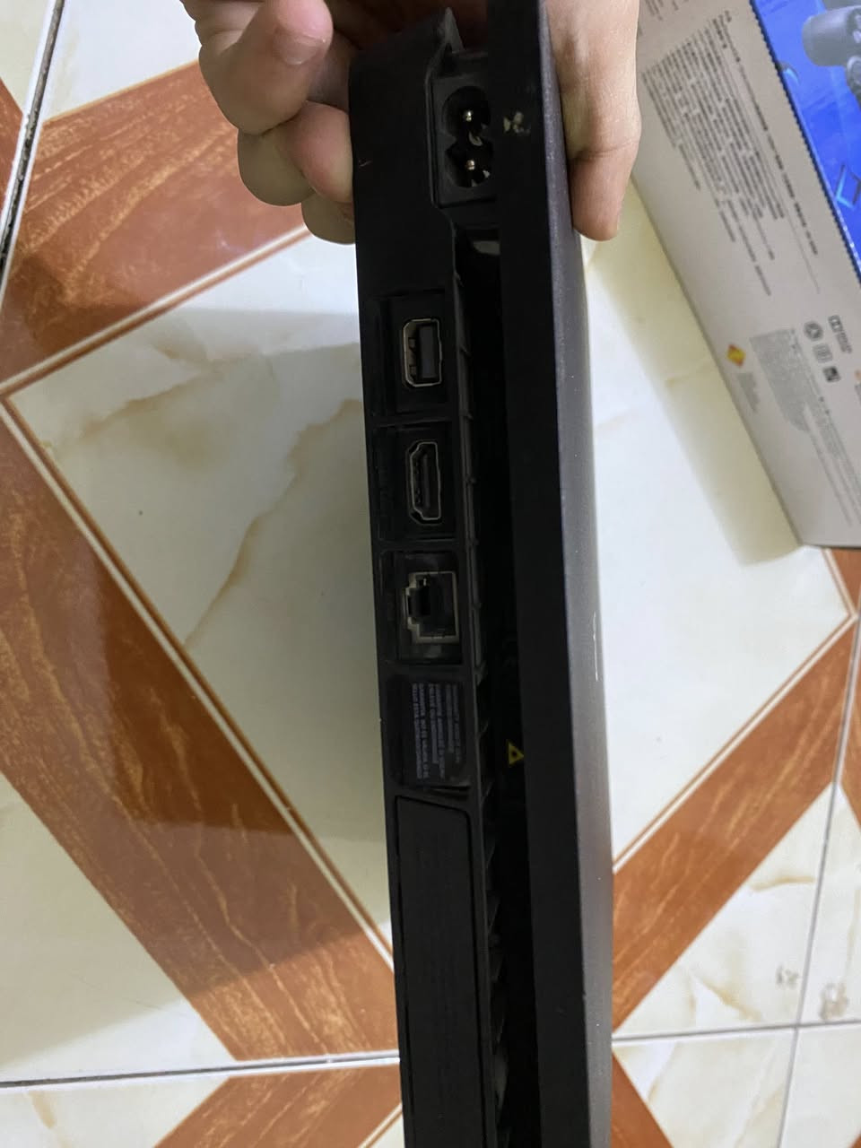 السلام عليكم ps4 للبيع مستعمل قليل كلش ونضيف وياه حساب امريكي وجوستكات 2 غراضة كلهن كاملات تحديث (13.50) 

سعر 250 
*********** هذا رقمي واتساب فقط
مكاني ناصرية مركز
