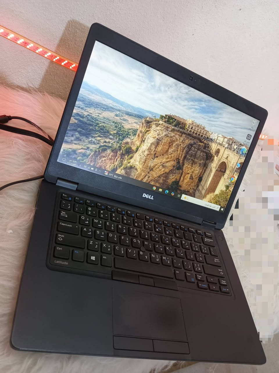 لابتوب ديل (Dell) نظيف جداً للبيع 📣لابتوب Dell عملي وقوي، مفرمت حديثاً وجاهز للاستخدام الفوري. ممتاز جداً لطلاب المدارس والجامعات، الموظفين، الأعمال المكتبية (وورد وإكسل)، وتصفح الإنترنت والدراسة عن بعد.💻 المواصفات الكاملة للجهاز:الماركة: ديل (Dell) - معروفة بقوة التحمل.المعالج: Intel Core i5.الجيل: السادس (Generation 6) - أداء سريع ومستقر.الهارد: SSD بمساحة 256 جيجابايت (سريع جداً في فتح الجهاز والبرامج، مو مثل الهاردات القديمة البطيئة).نظام التشغيل: ويندوز 10 (Windows 10) أصلي ومستقر.المميزات الإضافية: يحتوي على إضاءة خلفية بيضاء للكيبورد مريحة جداً للكتابة في الظلام عربي انكليزي 💡.الحالة: الجهاز نظيف جداً، شغال بامتياز، ولا يشكو من حرارة أو بطء.🚚 الملحقات: الشاحن الأصلي.💵 السعر: [ 190] (قابل للتفاوض  للشراي الصدوق).📍 الموقع: [بغداد منطقة النهروان]📞 للتواصل والاستفسار: يرجى إرسال رسالة خاصة أو الاتصال على الرقم: [***********]
