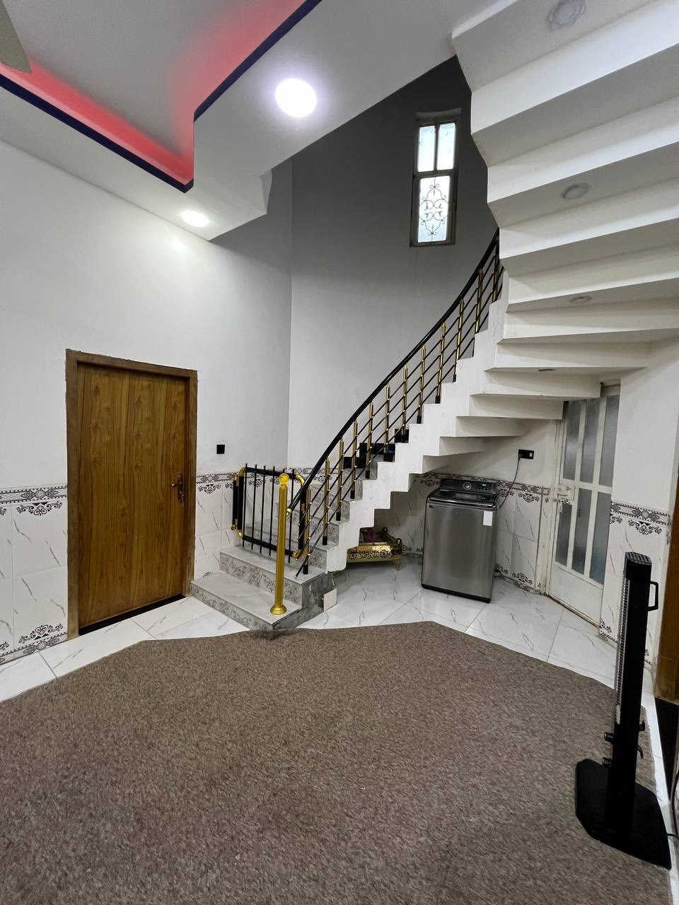 #يتوفر_بيت_مساحه250م_مع_حديقه_مساحه
بناء البيت 150م طبعن البيت بناء حديث ويحتوي 
على 3غرف نوم غرفتين جوه وغرفه فوك صاله كبيره واستقبال  ومطبخ وصحيات داخليه وخارجيه شغل البيت جبس بورك شغل متعوب علي والبيت كلش مرتب يقع على شارع تبليط 10م نوع العقار طابو صرف مالك عراقي نموذج 25 السعر المطلوب 130بي مجال العنوان ابي الخصيب العوجه شارع حسينه الانوار اللاستفسار اتصل ***********
