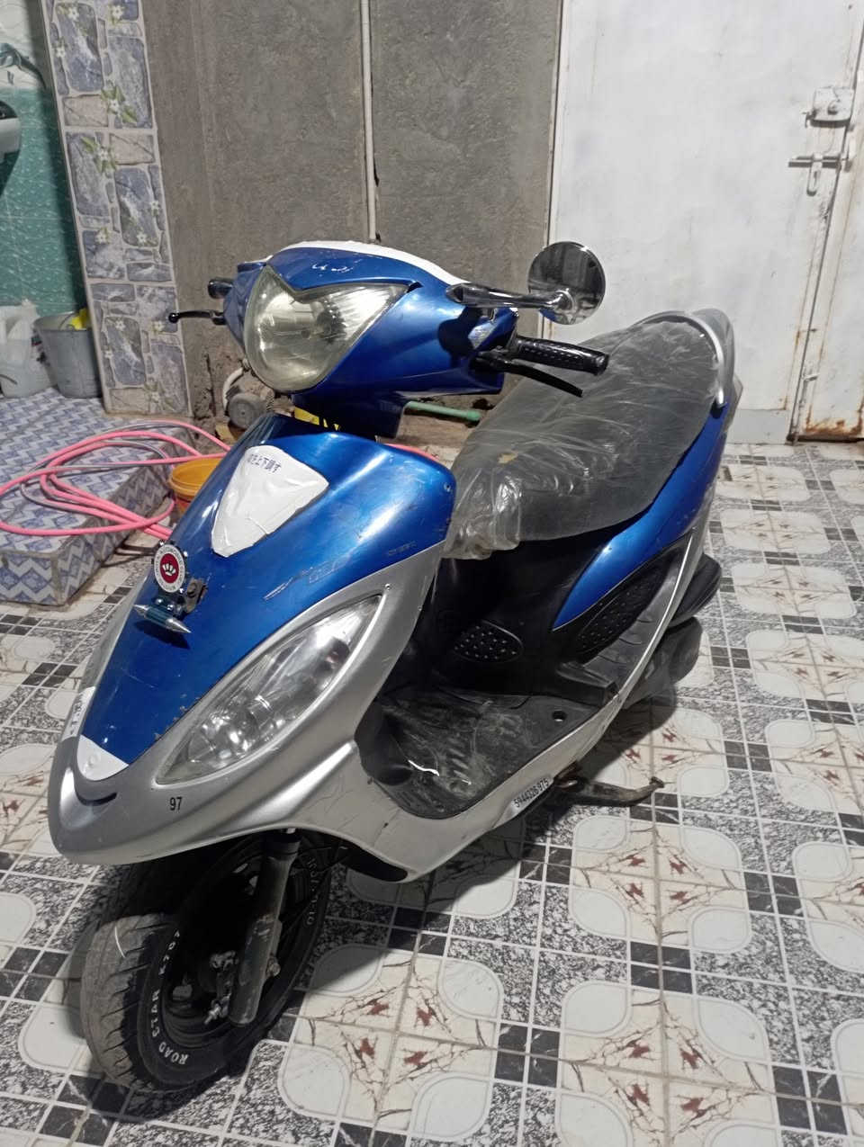 سلام عليكم
كامكو في تو 
مكينته مفتوحه ناعمه ما تنسمع وشلعه بيه فول كهربائات شغاله 
دراجه ختم واحد مكان شطره سعر ٤٧٥ 
***********
